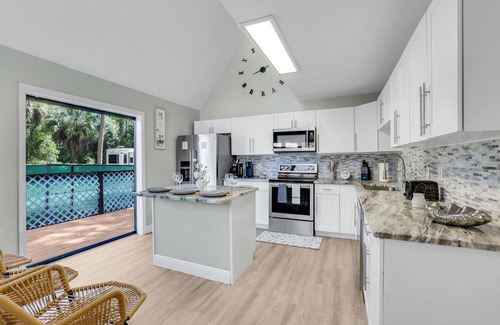 Rural Estates House | The Naples Getaway House with Hot Tubn