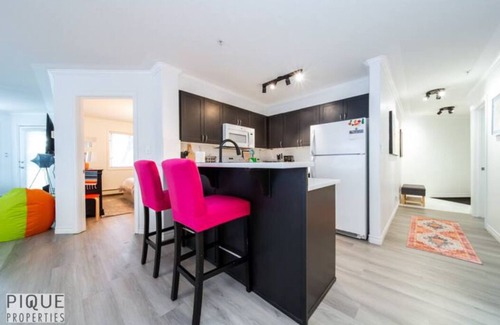 Downtown Edmonton Condo | The Neon Palace - KingBed - Fireplace - Netflix - UG Parkn