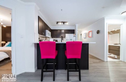 Downtown Edmonton Condo | The Neon Palace - KingBed - Fireplace - Netflix - UG Parkn