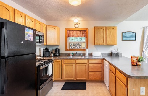 Briar Crest Woods Ski Chalet | The Nest at Brier Crest by AvantStay | Game Room, Expansive Deck & Fire Pit