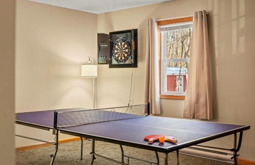 Briar Crest Woods Ski Chalet | The Nest at Brier Crest by AvantStay Game Room Expansive Deck Fire Pit
