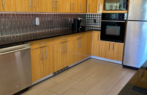 North Saanich House | 🌿 “The Nest” Beautiful Property! Stylish 2 Bedroom Suite. Main Level of Home.