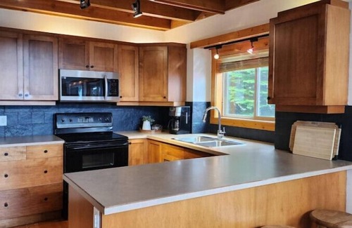 Snow Pine Estates Ski Chalet | The Nest | Big White - ski-in/out w new hot tub & view of Monashee Mountains