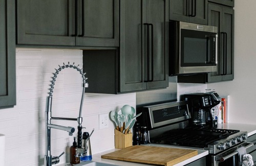 Traverse City Condo | THE NEST: Penthouse, Huge Balcony, Free Parking, Memories