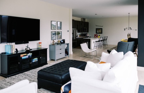 Traverse City Condo | THE NEST: Penthouse, Huge Balcony, Free Parking, Memories