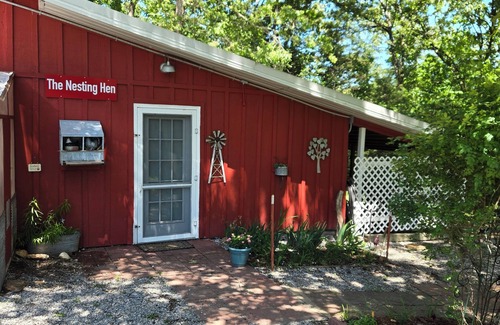 Yellville Apartment | The NESTING HEN a Rustic , Cozy , Secluded Barn Studio