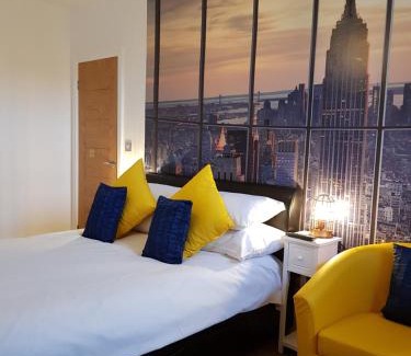 Acomb Apartment | The New Yorker Mini Studio Parking Available