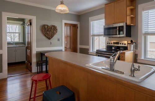 Fifth Ward Apartment | The Newport Haven - 3 Bedroom, 1 Bath in 5th Ward