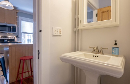 Fifth Ward Apartment | The Newport Haven - 3 Bedroom, 1 Bath in 5th Ward