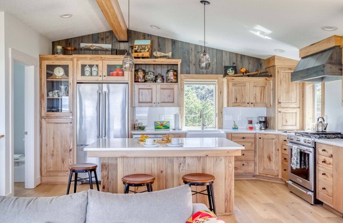 Nedonna Beach House | The Nickels Quarters-Gorgeous Oceanfront Rockaway Beauty with Two Master Suites!