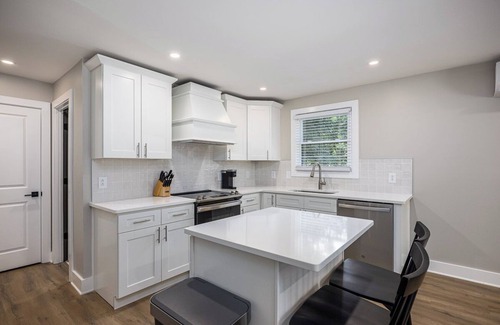 Hillsboro West End Apartment | The Nomad: 4 1BRs, 2 Studios | 24-Guest Retreat