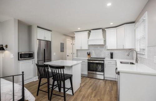 Hillsboro West End Apartment | The Nomad: 4 1BRs 2 Studios 24-Guest Retreat