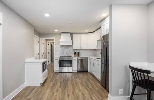 Hillsboro West End Apartment | The Nomad 8BR Buyout | 32 Guests in Hillsboro