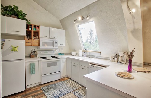 Coeur d'Alene House | The Nook – Cozy Retreat with Meadow Views, Firepit & Just 10 Minutes from CDA