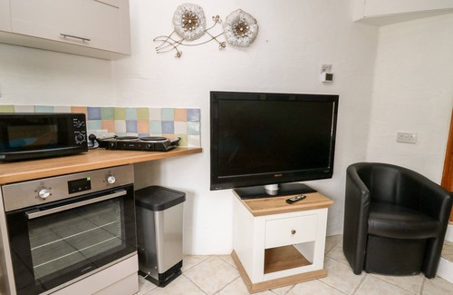 Clydey Cottage | THE NOOK, pet friendly, with a garden in Cenarth