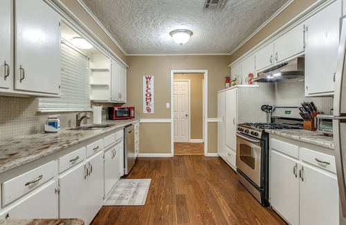 Norman House | The Norman Gameroom - 3 BR 2 Bath home 2 blocks from campus