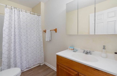 Buckroe Beach Apartment | The North Hampton Suite B / 3 minute walk to beach