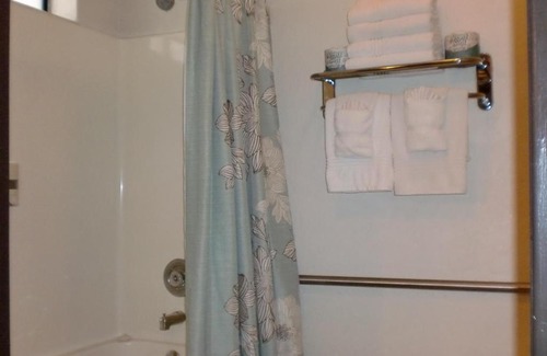 Crestline Hotel | The North Shore Inn