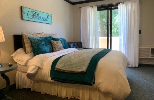 Crestline Hotel | The North Shore Inn