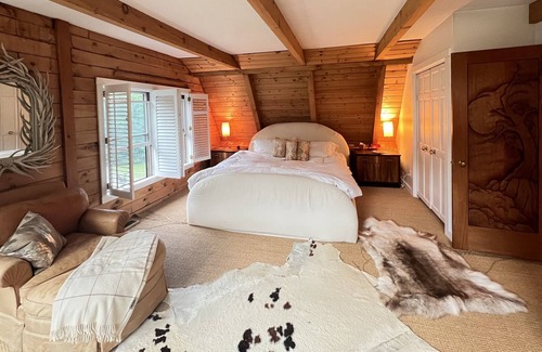 Wardsboro House | “The Northern Quarters” with Huge Pool & Hot Tub
