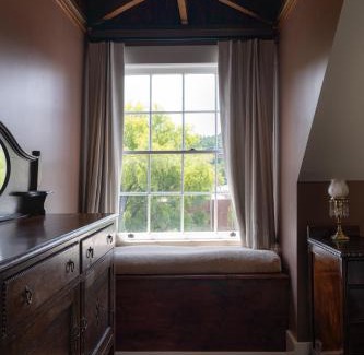 Burnsville Hotel | The NuWray Hotel & Carriage House