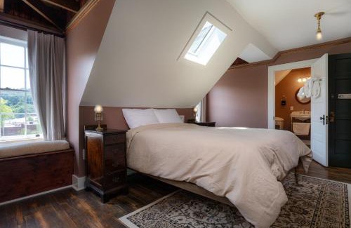 Burnsville Hotel | The NuWray Hotel & Carriage House