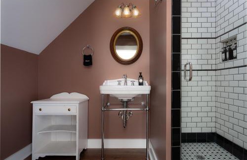 Burnsville Hotel | The NuWray Hotel & Carriage House