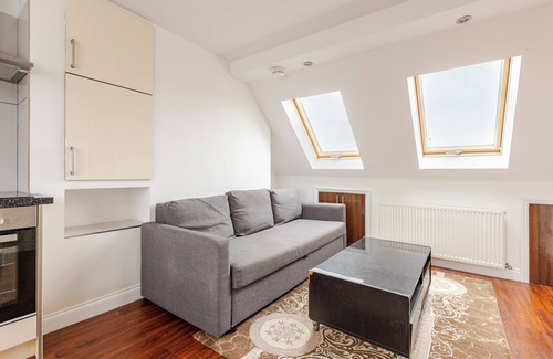 Alperton Apartment | The Oakland, Spacious 3-Bed Flat with Fast WiFi, Free Parking & Self Check-In