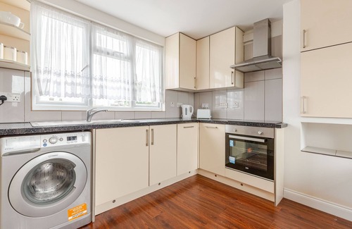 Alperton Apartment | The Oakland, Spacious 3-Bed Flat with Fast WiFi, Free Parking & Self Check-In