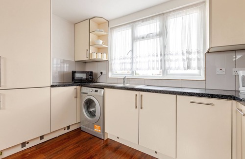 Alperton Apartment | The Oakland, Spacious 3-Bed Flat with Fast WiFi, Free Parking & Self Check-In