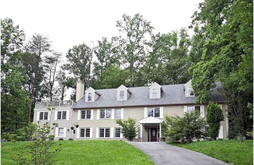 Bethesda House | The Oaks Spacious Vacation Retreat: lovely, comfortable, park-setting 5 mi to DC
