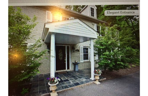 Bethesda House | The Oaks Spacious Vacation Retreat: lovely, comfortable, park-setting 5 mi to DC