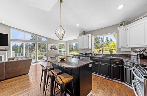 Mica House | The Oasis- Gorgeous acreage home w/heated pool/hot tub. King beds.