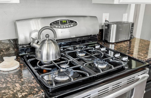 Mica House | The Oasis- Gorgeous acreage home w/heated pool/hot tub. King beds.