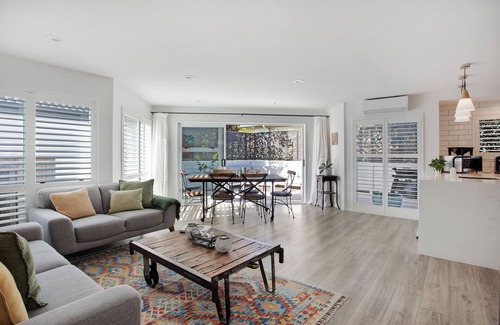 Takapuna Apartment | The Oasis Home with Hot Tub and Parking