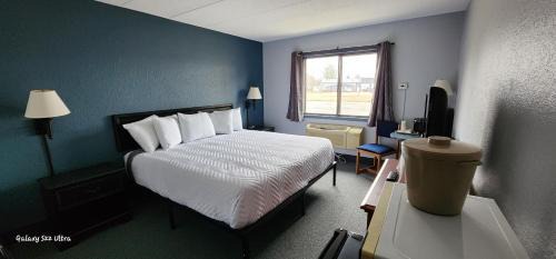 Sheboygan Falls Hotel | The Oasis Hotel & Bar
