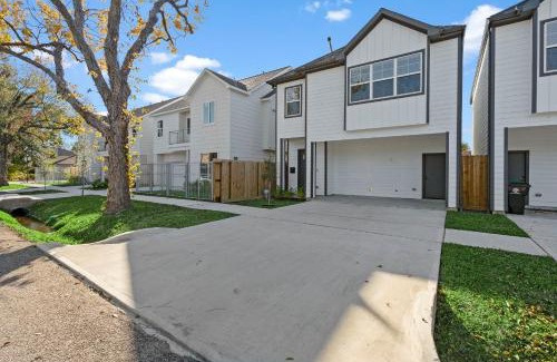 Northside House | The Oasis Luxury Retreat near Downtown