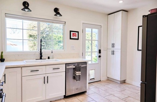 Lake Balboa House | The Oasis | Sleeps 6 | Private Pool & Garden