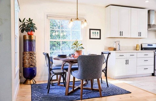 Lake Balboa House | The Oasis | Sleeps 6 | Private Pool & Garden
