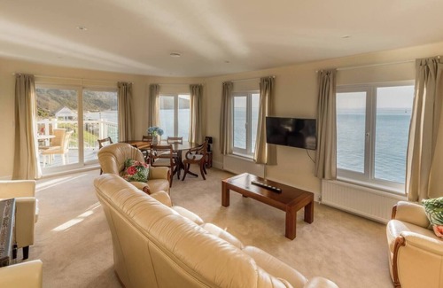 Totland Bay Apartment | The Observation Apartment