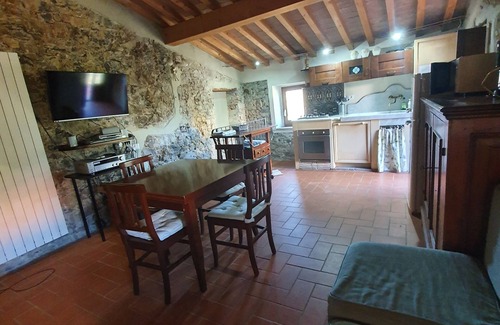 Corsanico Cottage | The old farmhouse among vineyards and olive groves