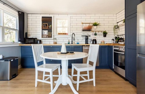 Queens Apartment | The Old Kettle Cabin with Hot Tub