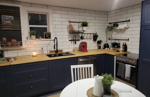Queens Apartment | The Old Kettle Cabin with Hot Tub