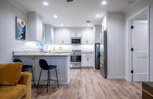 Oxford Apartment | The Old Sardis Rd-3 Cozy BR1 by VelvetDitchVillas
