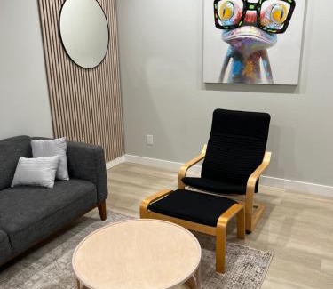 Northwest Calgary Apartment | The Old Trafford - Stylish 2 bed suite