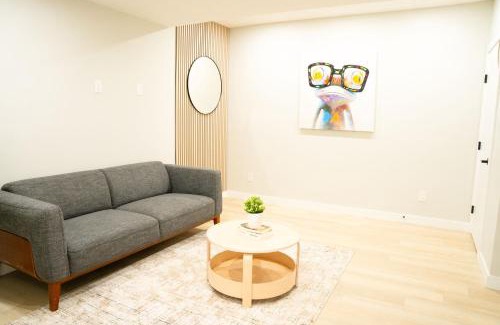 Northwest Calgary Apartment | The Old Trafford - Stylish 2 bed suite