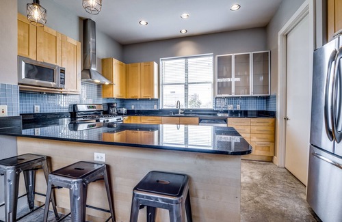 Fort Worth House | The Oleander - centrally located Luxury Townhouse steps from Magnolia Ave!