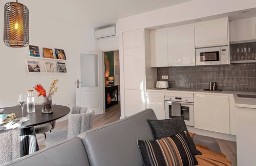 La Victoria Apartment | 'The One' Luxurious Apartment with Balcony, Wi-Fi and Air Conditioning