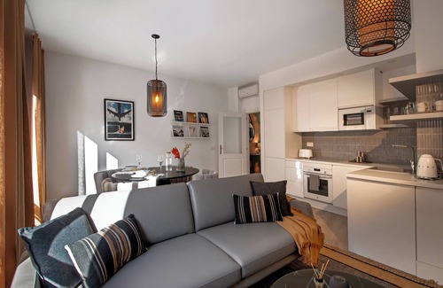 La Victoria Apartment | 'The One' Luxurious Apartment with Balcony, Wi-Fi and Air Conditioning