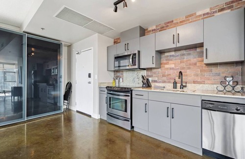 Beltline Apartment | The Onyx - Steps to Stampede, Restaurants & Bars!